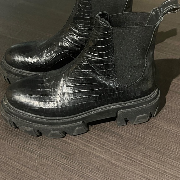 Sister and Soeur croc Boots - Picture 3 of 6